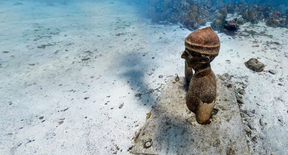 Buste commandant Cousteau dans la Réserve Cousteau (Bouillante, Guadeloupe)